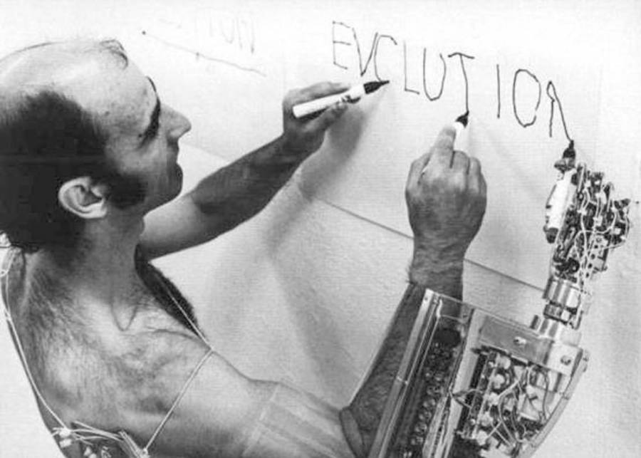 1980-stelarc_thirdhand.jpg